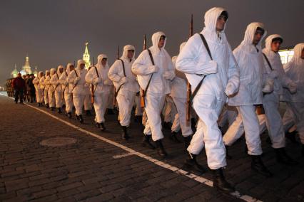 Дата съемки : 03.11.2010.
На Красной площади прошла репетиция шествия в честь парада 1941 года .
На фото : Солдаты в зимнем камуфляже отрабатывают элементы строевой подготовки на репетиции шествия