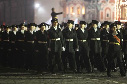 Дата съемки : 03.11.2010.
На Красной площади прошла репетиция шествия в честь парада 1941 года .
На фото : кадеты отрабатывают элементы строевой подготовки на репетиции шествия