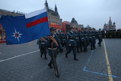 Дата съемки : 03.11.2010.
На Красной площади прошла репетиция шествия в честь парада 1941 года .
На фото : Солдаты отрабатывают элементы строевой подготовки на репетиции шествия