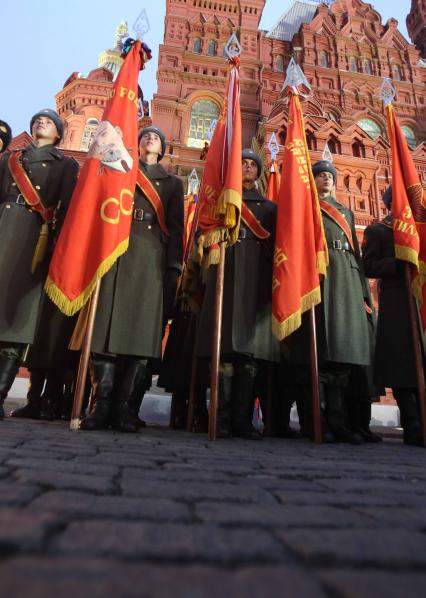 Дата съемки : 03.11.2010.
На Красной площади прошла репетиция шествия в честь парада 1941 года .
На фото : Кавалеристы Президентского полка отрабатывают элементы строевой подготовки на репетиции шествия