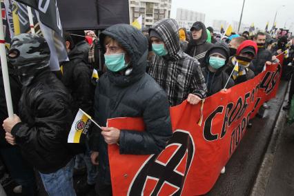 Дата съемки : 04.11.2010.
В Москве прошел РУССКИЙ МАРШ  националистических организаций .  День народного единства.
На фото :  митингующие националисты