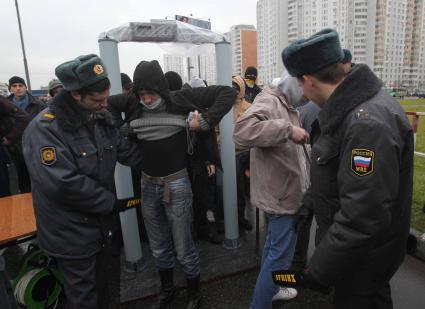 Дата съемки : 04.11.2010.
В Москве прошел РУССКИЙ МАРШ  националистических организаций .  День народного единства.
На фото :  митингующие проходят пропускной пункт