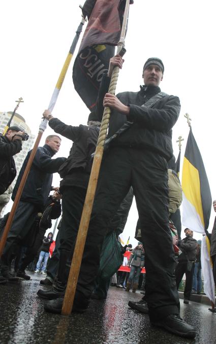 Дата съемки : 04.11.2010.
В Москве прошел РУССКИЙ МАРШ  националистических организаций .  День народного единства.
На фото :  митингующие националисты с флагами