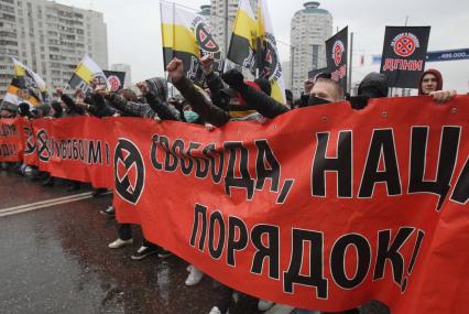 Дата съемки : 04.11.2010.
В Москве прошел РУССКИЙ МАРШ  националистических организаций .  День народного единства.
На фото :  митингующие националисты с банером