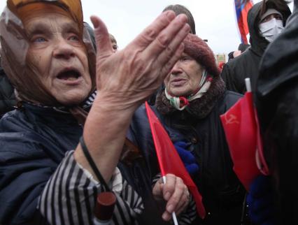 Дата съемки : 04.11.2010.
В Москве прошел РУССКИЙ МАРШ  националистических организаций .  День народного единства.
На фото :  митингующие националисты