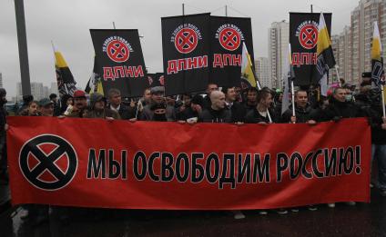 Дата съемки : 04.11.2010.
В Москве прошел РУССКИЙ МАРШ  националистических организаций .  День народного единства.
На фото :  митингующие националисты с транспорантами и банером с надписью МЫ ОСВОБОДИМ РОССИЮ