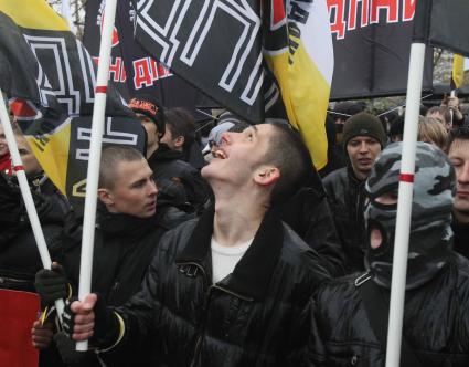 Дата съемки : 04.11.2010.
В Москве прошел РУССКИЙ МАРШ  националистических организаций .  День народного единства.
На фото :  митингующие националисты