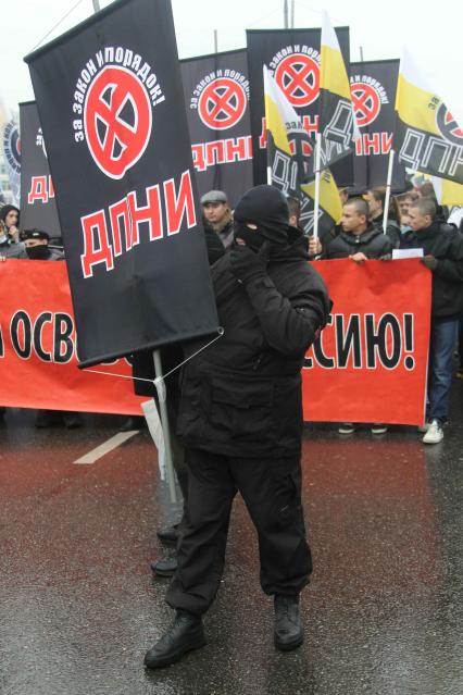 Дата съемки : 04.11.2010.
В Москве прошел РУССКИЙ МАРШ  националистических организаций .  День народного единства.
На фото :  митингующие националисты с транспорантами и банером