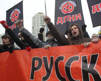 Дата съемки : 04.11.2010.
В Москве прошел РУССКИЙ МАРШ  националистических организаций .  День народного единства.
На фото :  митингующие националисты