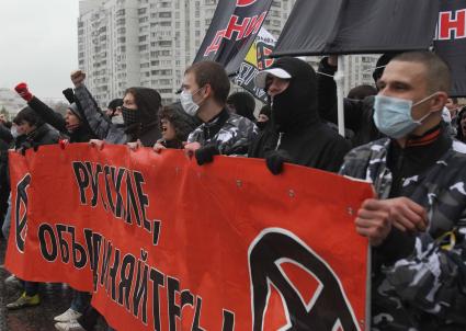 Дата съемки : 04.11.2010.
В Москве прошел РУССКИЙ МАРШ  националистических организаций .  День народного единства.
На фото :  митингующие националисты