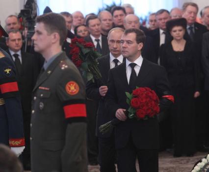 Дата съемки : 05.11.2010.
Прощание с экс-главой правительства России Виктором Черномырдиным , скончавшимся на 73-м году жизни , панихида прошла в Доме приемов на Воробьевых горах
На фото : президент России Дмитрий Медведев, председатель правительства РФ Владимир Путин