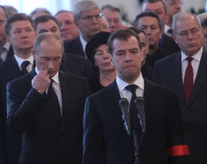 Дата съемки : 05.11.2010.
Прощание с экс-главой правительства России Виктором Черномырдиным , скончавшимся на 73-м году жизни , панихида прошла в Доме приемов на Воробьевых горах
На фото : президент России Дмитрий Медведев, председатель правительства РФ Владимир Путин