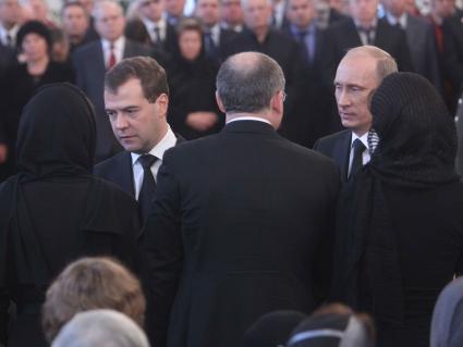 Дата съемки : 05.11.2010.
Прощание с экс-главой правительства России Виктором Черномырдиным , скончавшимся на 73-м году жизни , панихида прошла в Доме приемов на Воробьевых горах
На фото : президент России Дмитрий Медведев, председатель правительства РФ Владимир Путин