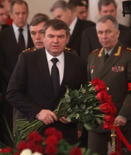 Дата съемки : 05.11.2010.
Прощание с экс-главой правительства России Виктором Черномырдиным , скончавшимся на 73-м году жизни , панихида прошла в Доме приемов на Воробьевых горах
На фото : Анатолий Сердюков министр обороны РФ