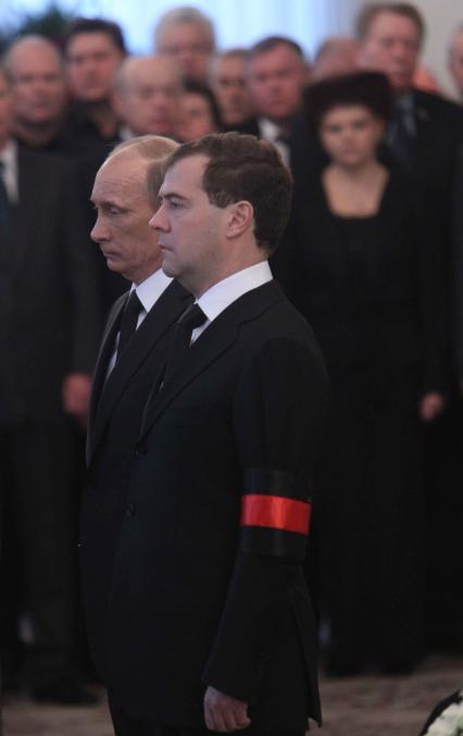 Дата съемки : 05.11.2010.
Прощание с экс-главой правительства России Виктором Черномырдиным , скончавшимся на 73-м году жизни , панихида прошла в Доме приемов на Воробьевых горах
На фото : президент России Дмитрий Медведев, председатель правительства РФ Владимир Путин
