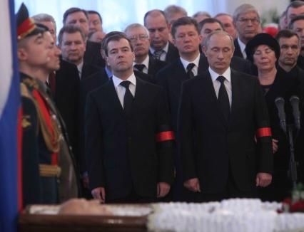 Дата съемки : 05.11.2010.
Прощание с экс-главой правительства России Виктором Черномырдиным , скончавшимся на 73-м году жизни , панихида прошла в Доме приемов на Воробьевых горах
На фото : президент России Дмитрий Медведев, председатель правительства РФ Владимир Путин