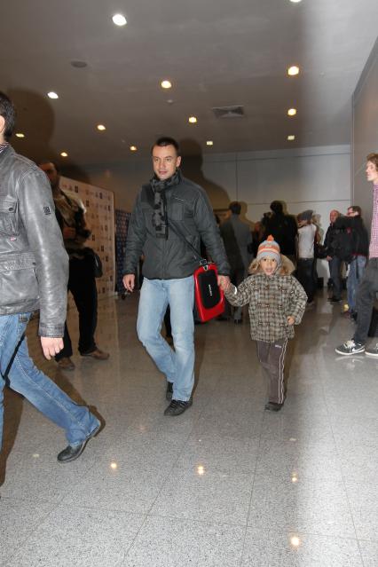 Дата съемки :13.11.2010.
`Крокус Сити Холл . 15-летие группы Иванушки International
На фото : Алексей Серов с сыном - группа дискотека авария