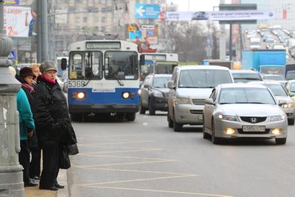 Дата съемки :10.11.2010.
Весь транспорт стоит в пробке
На фото :  люди ждут троллейбус на остановке