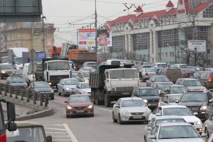 Пробка на савеловской эстакаде. Легковой и грузовой транспорт стоит в пробке. 10 ноября 2010 года.