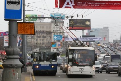 Дата съемки :10.11.2010.
Весь транспорт стоит в пробке
На фото :  троллейбус приближается к остановке