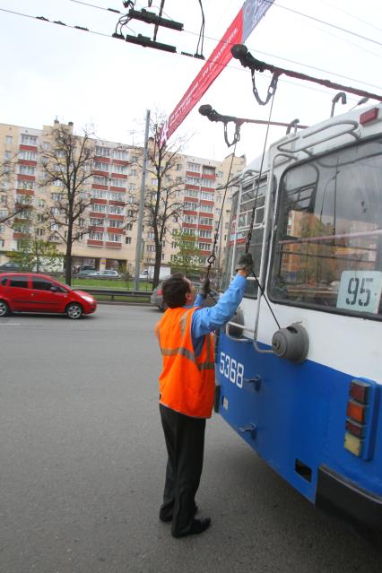 Дата съемки :10.11.2010.
Весь транспорт стоит в пробке
На фото :  у троллейбуса свалились рога