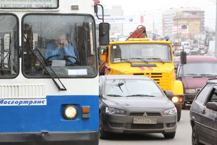 Дата съемки :10.11.2010.
Весь транспорт стоит в пробке
На фото :  троллейбус в пробке