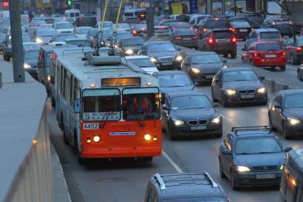 Дата съемки :10.11.2010.
Весь транспорт стоит в пробке
На фото : троллейбус в пробке
