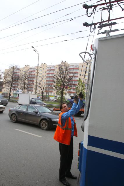 Дата съемки :10.11.2010.
Весь транспорт стоит в пробке
На фото :  у троллейбуса свалились рога