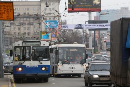 Дата съемки :10.11.2010.
Весь транспорт стоит в пробке
На фото :  троллейбус приближается к остановке