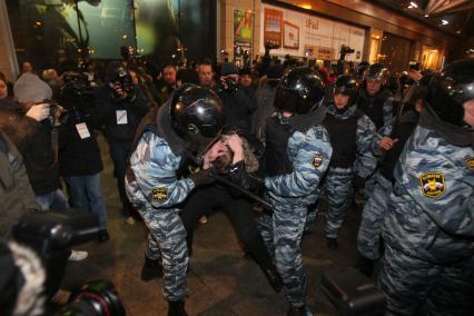 На площади Европы, около Киевского вокзала, прошла незаконная акция. На снимке: Сотрудники ОМОНа проводят задержание. 15 декабря 2010 года.