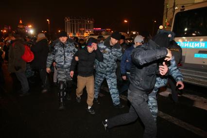 На площади Европы, около Киевского вокзала, прошла незаконная акция. На снимке: Сотрудники ОМОНа проводят задержание. 15 декабря 2010 года.