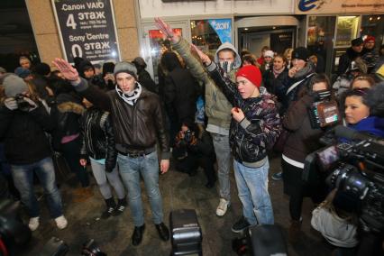 На площади Европы, около Киевского вокзала, прошла незаконная акция.На снимке: Трое радикально настроенных молодых людей, оба подняли вверх правую руку. 15 декабря 2010 года.