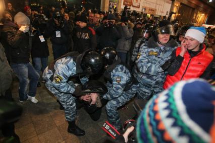 На площади Европы, около Киевского вокзала, прошла незаконная акция. На снимке: Сотрудники ОМОНа проводят задержание. 15 декабря 2010 года.