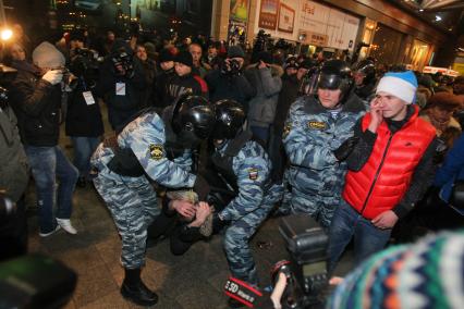 На площади Европы, около Киевского вокзала, прошла незаконная акция. На снимке: Сотрудники ОМОНа проводят задержание. 15 декабря 2010 года.