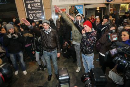 На площади Европы, около Киевского вокзала, прошла незаконная акция.На снимке: Трое радикально настроенных молодых людей, оба подняли вверх правую руку. 15 декабря 2010 года.