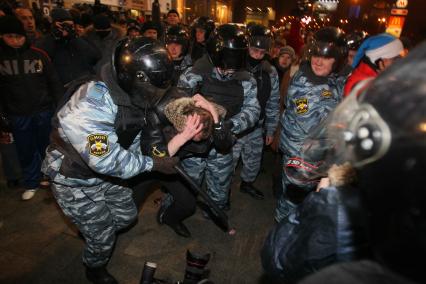 На площади Европы, около Киевского вокзала, прошла незаконная акция. На снимке: Сотрудники ОМОНа проводят задержание. 15 декабря 2010 года.