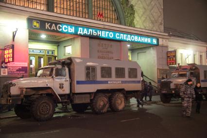 На площади Европы, около Киевского вокзала, прошла незаконная акция. На снимке: Грузовые служебные автомобили предназначенные для транспортировки людей, сотрудников ОМОНа, милиции. 15 декабря 2010 года.