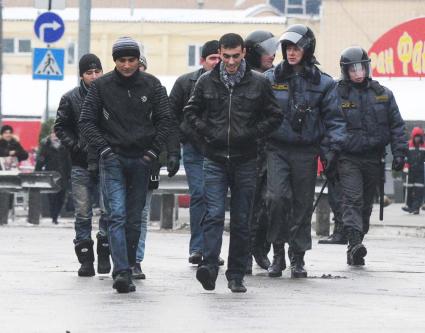 На площади Европы, около Киевского вокзала, прошла незаконная акция. На снимке: Задержание сотрудниками ОМОНа. 15 декабря 2010 года.