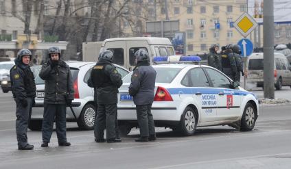 На площади Европы, около Киевского вокзала, прошла незаконная акция. На снимке: Сотрудники милиции в полной экипировке несут дежурство. 15 декабря 2010 года.