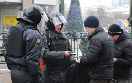 На площади Европы, около Киевского вокзала, прошла незаконная акция. На снимке: Проверка документов сотрудниками ОМОНа. 15 декабря 2010 года.