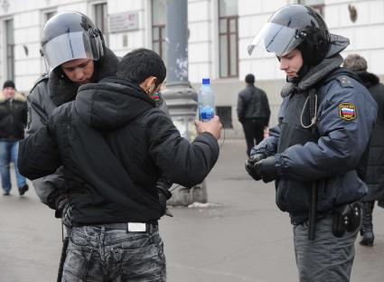 На площади Европы, около Киевского вокзала, прошла незаконная акция. На снимке: Проверка документов и обыск сотрудниками ОМОНа. 15 декабря 2010 года.