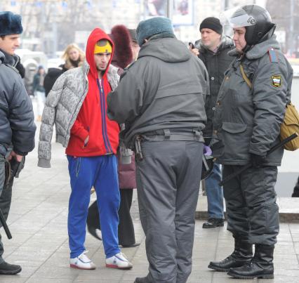 На площади Европы, около Киевского вокзала, прошла незаконная акция. На снимке: Проверка документов сотрудниками ОМОНа. 15 декабря 2010 года.