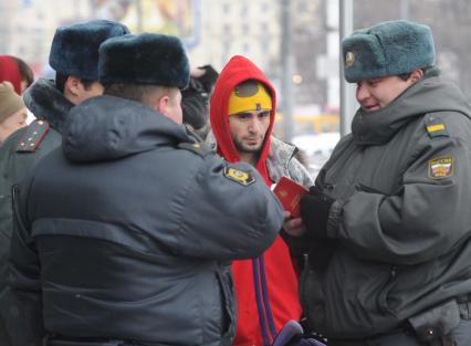 На площади Европы, около Киевского вокзала, прошла незаконная акция. На снимке: Проверка документов сотрудниками ОМОНа. 15 декабря 2010 года.