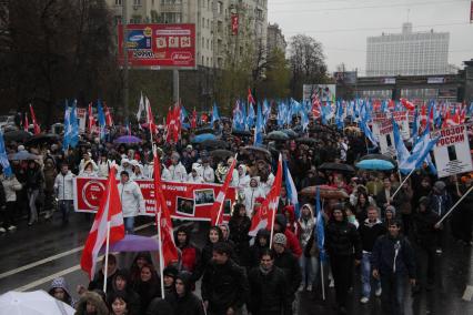 Дата съемки : 04.11.2010.
Акция РУССКИЙ МАРШ _ ВСЕ СВОИ  организованная движением  НАШИ , завершилась в среду в Москве танцевальным шествием по Бережковской набережной. 
На фото :   делегации из различных регионов России и зарубежных государств, которые несут национальные флаги и различные транспоранты