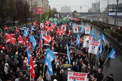 Дата съемки : 04.11.2010.
Акция РУССКИЙ МАРШ _ ВСЕ СВОИ  организованная движением  НАШИ , завершилась в среду в Москве танцевальным шествием по Бережковской набережной. 
На фото :   делегации из различных регионов России и зарубежных государств, которые несут национальные флаги и различные транспоранты