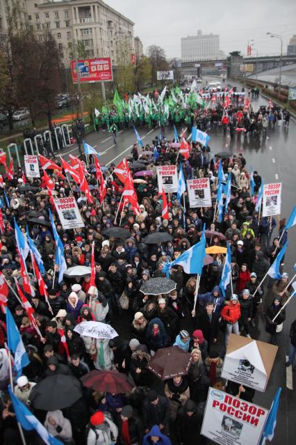 Дата съемки : 04.11.2010.
Акция РУССКИЙ МАРШ _ ВСЕ СВОИ  организованная движением  НАШИ , завершилась в среду в Москве танцевальным шествием по Бережковской набережной. 
На фото :   делегации из различных регионов России и зарубежных государств, которые несут национальные флаги и различные транспоранты