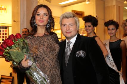 15 декабря 2010 года. Гостиница Украина. Открытие бутика одного из лучших дизайнеров ювелирных украшений мира Фабрицио Кантамесса ( Fabrizio Cantamessa ) На снимке: телеведущая Оксана Федорова и певец Николай Басков.