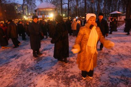 Г. москва. Парк культуры и отдыха Сокольники. Семейный отдых. Семейный отдых. Пожилые люди. старики. дискотека кому за 30. танцы