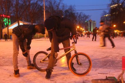 Г. москва. Парк культуры и отдыха Сокольники. Семейный отдых.велосипед. молодеж. лед. коньки каток