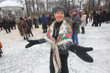 Г. москва. Парк культуры и отдыха Сокольники. Семейный отдых. Пожилые люди. старики. дискотека кому за 30. танцы